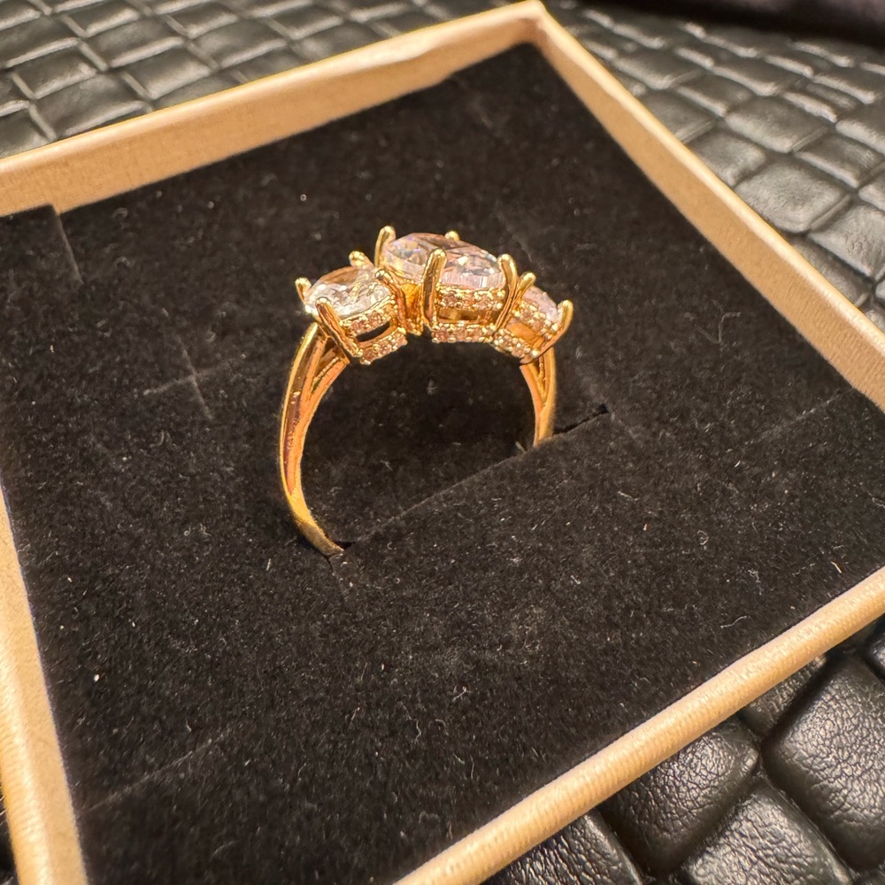 Exquisite Golden Fashion Jewelry Triple Stone Ring - Picture 5 of 5